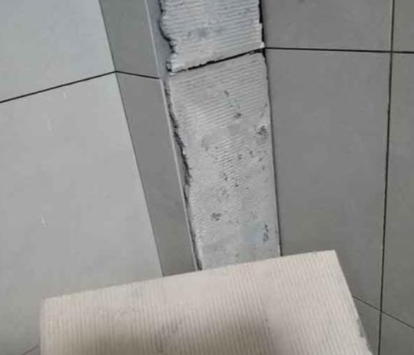 重庆瓷砖空鼓维修公司分享下厨房瓷砖脱落的补救措施。